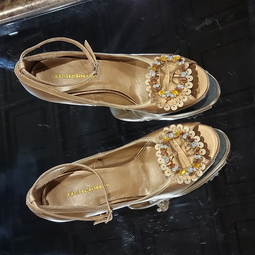 Gold Delicious peep toe heels, size 6